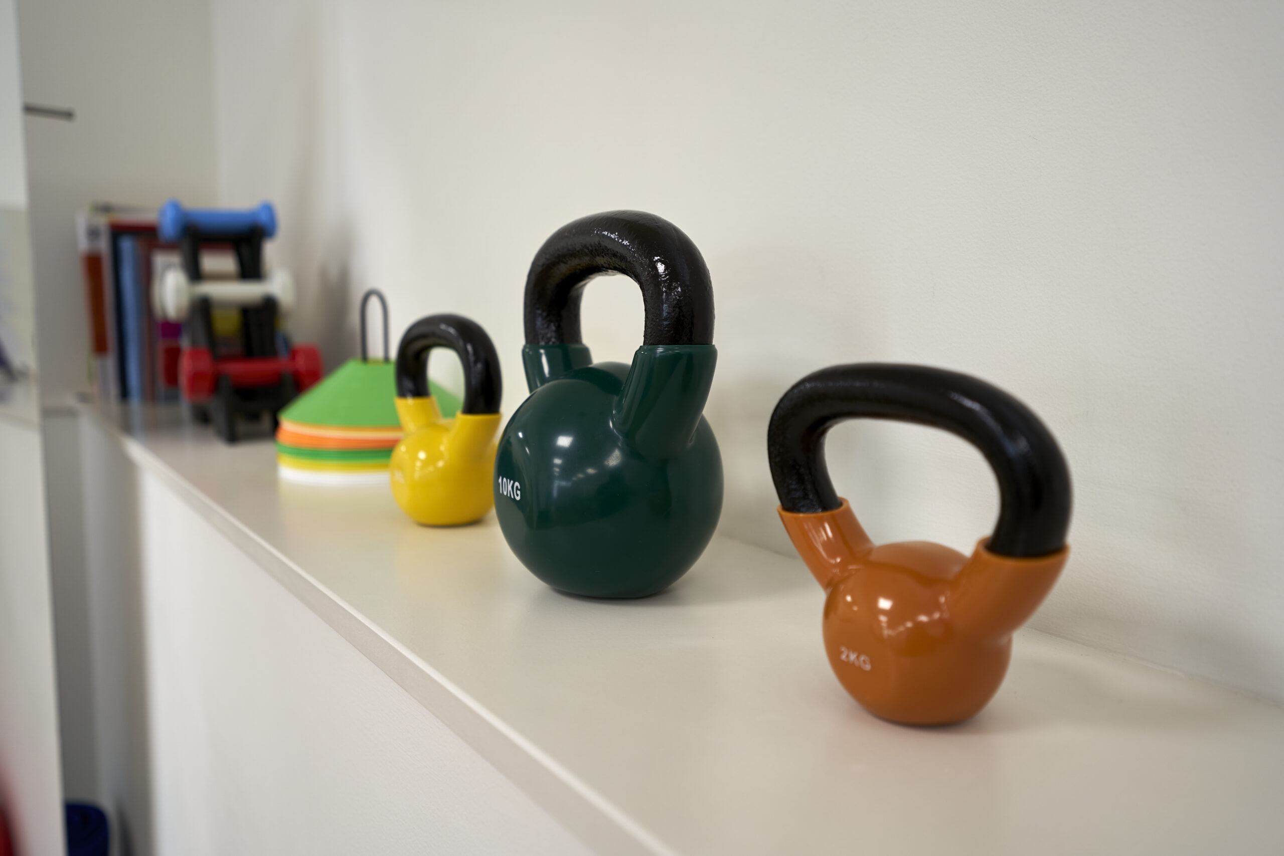 Pesas rusas, conos y mancuernas de la zona de ejercicio